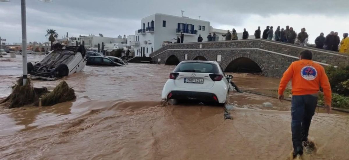 Furtună devastatoare în insulele grecești! Străzi transformate în râuri, școli închise și restricții de circulație