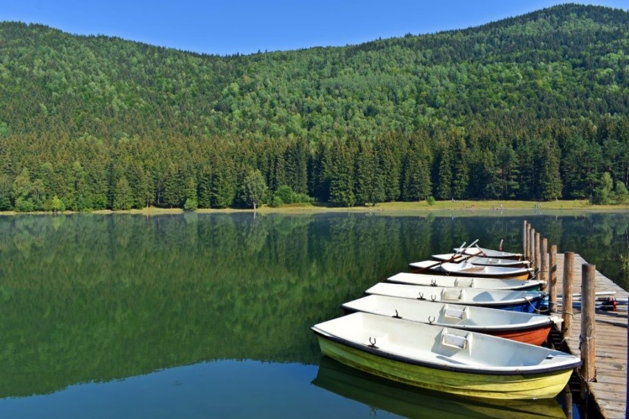 Lacul Sfânta Ana, minunea din Carpați. Iată care este legenda acestui loc unic!