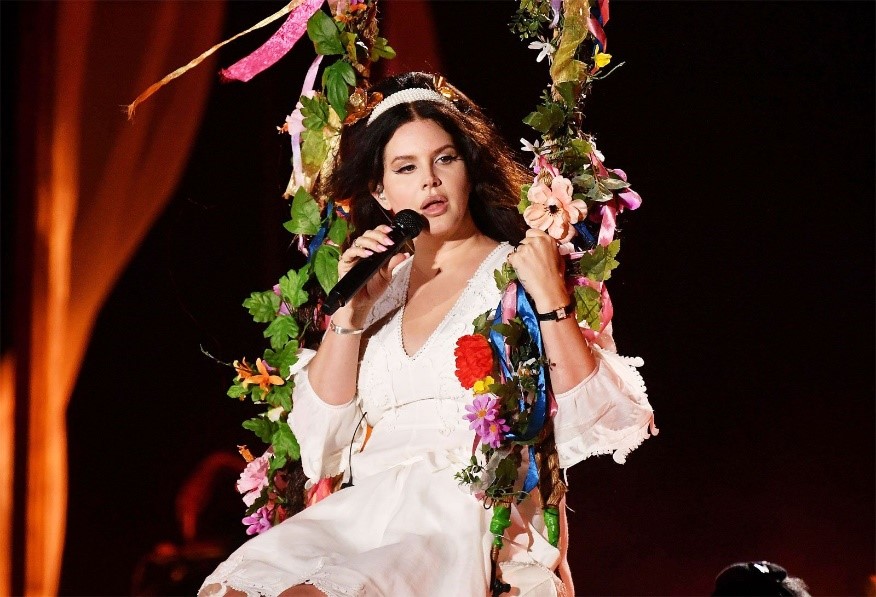 Lana Del Rey dezvăluie un sărut neașteptat! Aceasta nu e singura bombă pe care le-o oferă fanilor