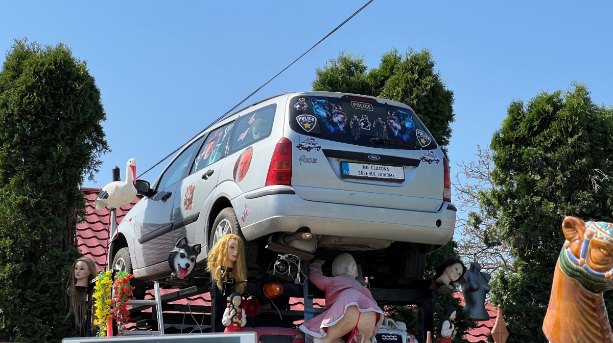 În acest loc din Iași, copiii trebuie să țină ochii închiși când trec. „Doctorul” Alecsandrescu face colecție de jucării intime, iar în garaj are un sicriu, unde face dragoste. Ultima nebunie: a urcat o mașină pe casă
