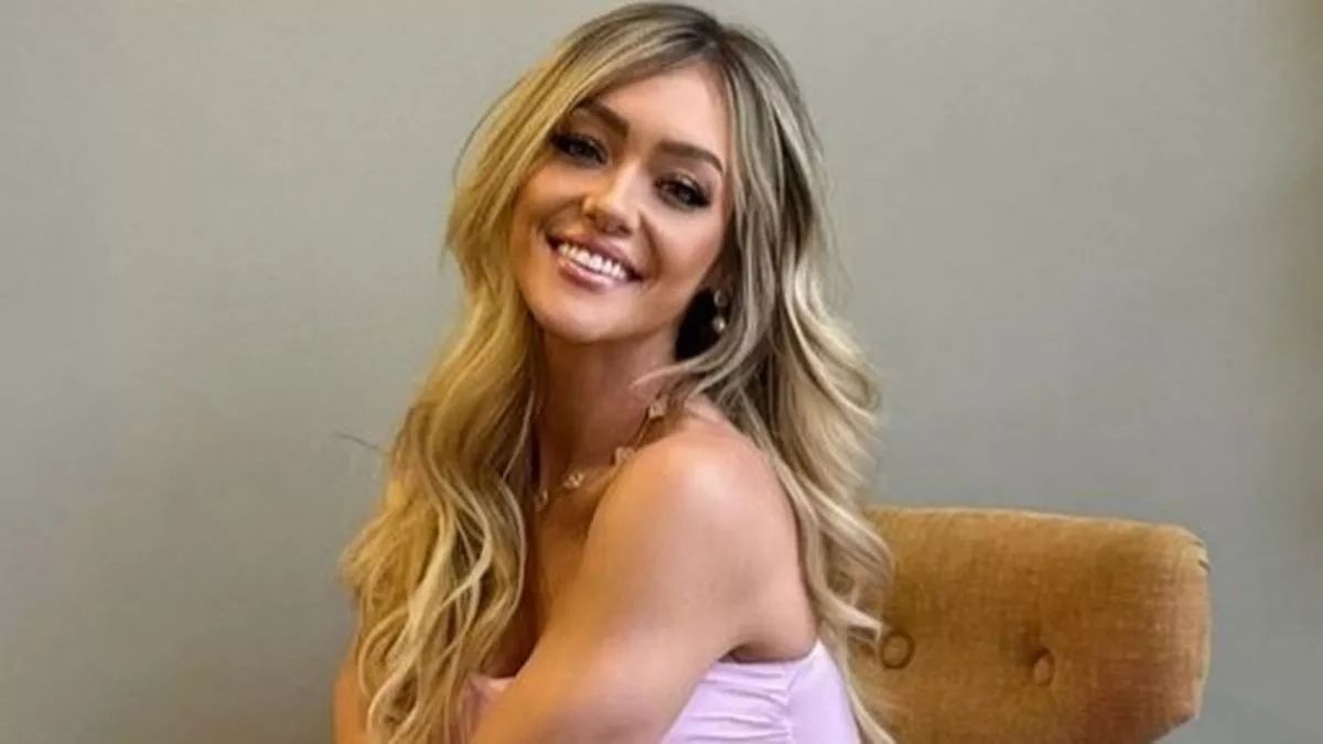 Mămica sexy s-a transformat în Barbie! Rochia are o crăpătură care pune pe jar internauții!