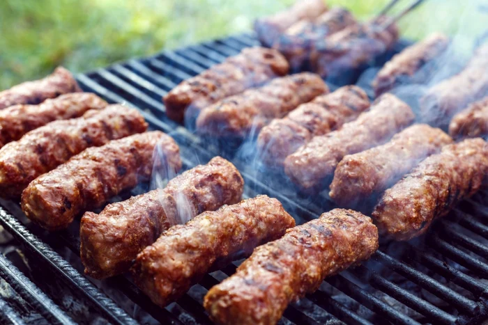 Atenție, români, ce mâncați la masa de 1 Mai! Micii, berea și sosurile sunt un festin cu E-uri din belșug