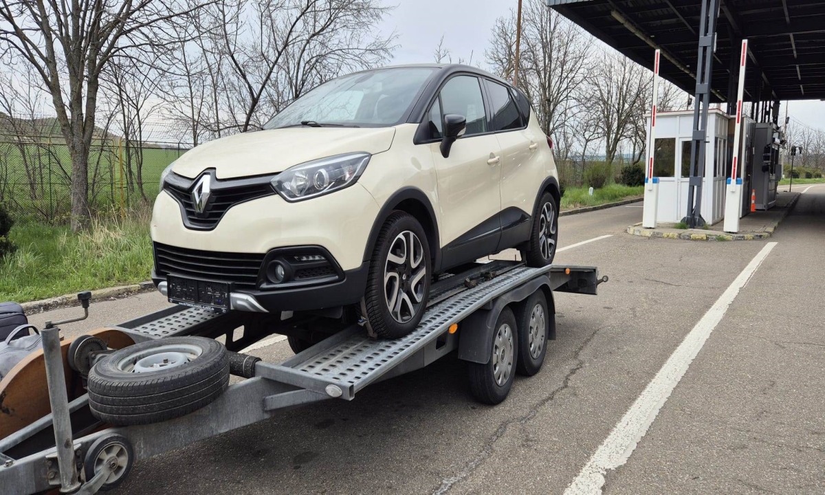 Autoturism furat din Franța, descoperit la Albița