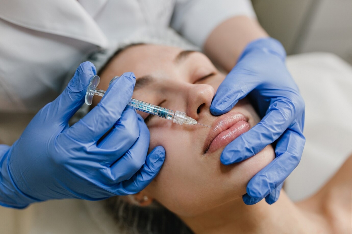 Procedura cosmetică banală care poate aduce daune extreme! Un organ vital are de suferit