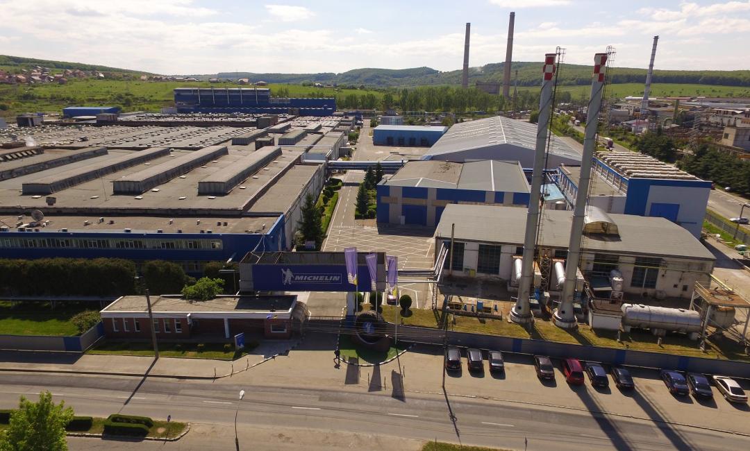 Schimbări majore la mega-compania străină care deține trei fabrici și mii de angajați în România! Ce îi așteaptă pe salariați în 2025