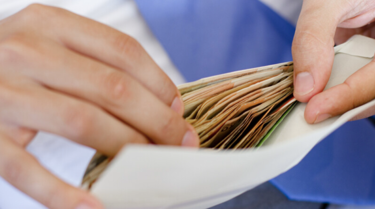 Un bărbat care a vrut să mituiască un polițist cu 1.000 de euro a fost trimis în judecată pentru dare de mită, la Iași