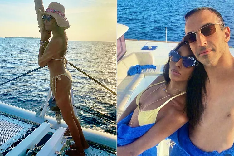 Cine este supermodelul de 54 de ani în costum de baie minuscul? Iată cum își etalează silueta perfectă