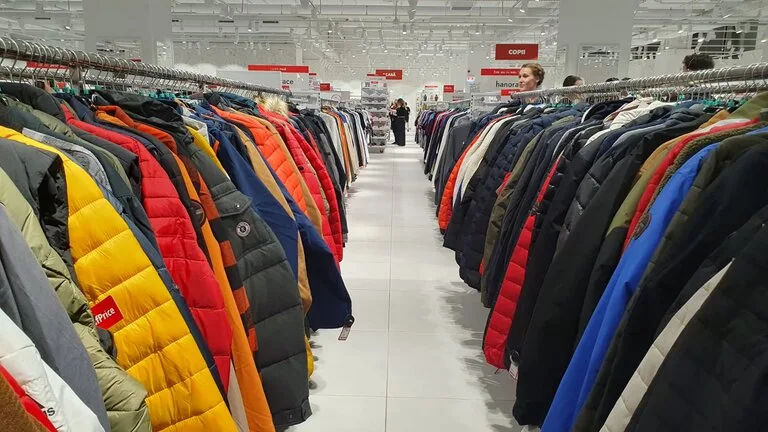 Locuri de muncă în cele mai mari orașe din România! Un nou lanț de magazine se deschide în țară 