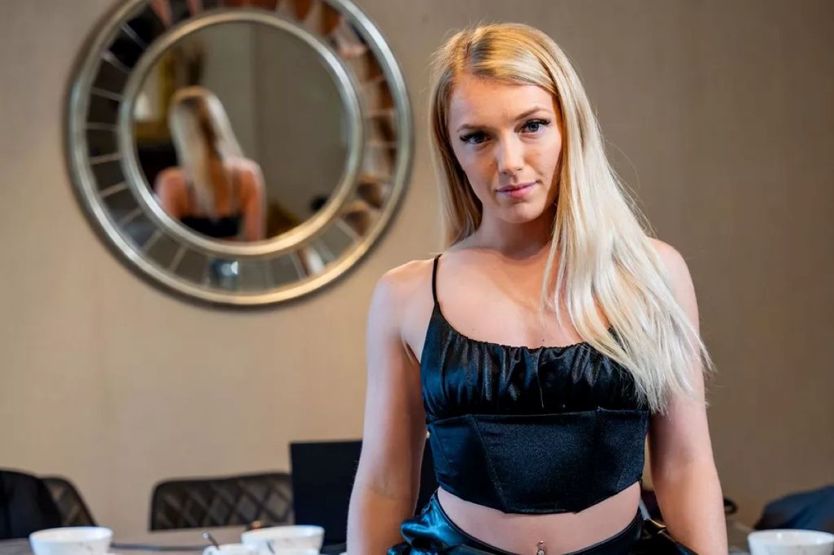 Noul conac Playboy s-a deschis! Femeile devin diavoli în loc de iepurași în noua casă!