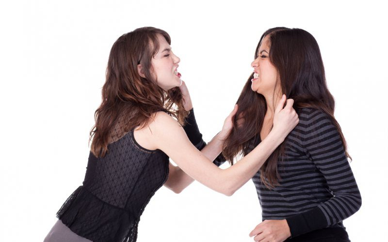 Bătaie între două eleve de la un liceu important din Iași! Adolescentele și-au împărțit palme și pumni! Acum, mama uneia dintre ele este revoltată: „A lovit-o cu pumnul. S-a simțit amenințată”