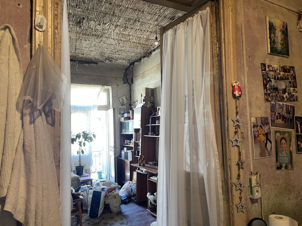 Acest apartament de pe strada Cuza Vodă stă să se dărâme, dar costă cât o vilă! Proprietatea are 2 camere și o curte interioară: „Nu am gaz, iar apă este afară”
