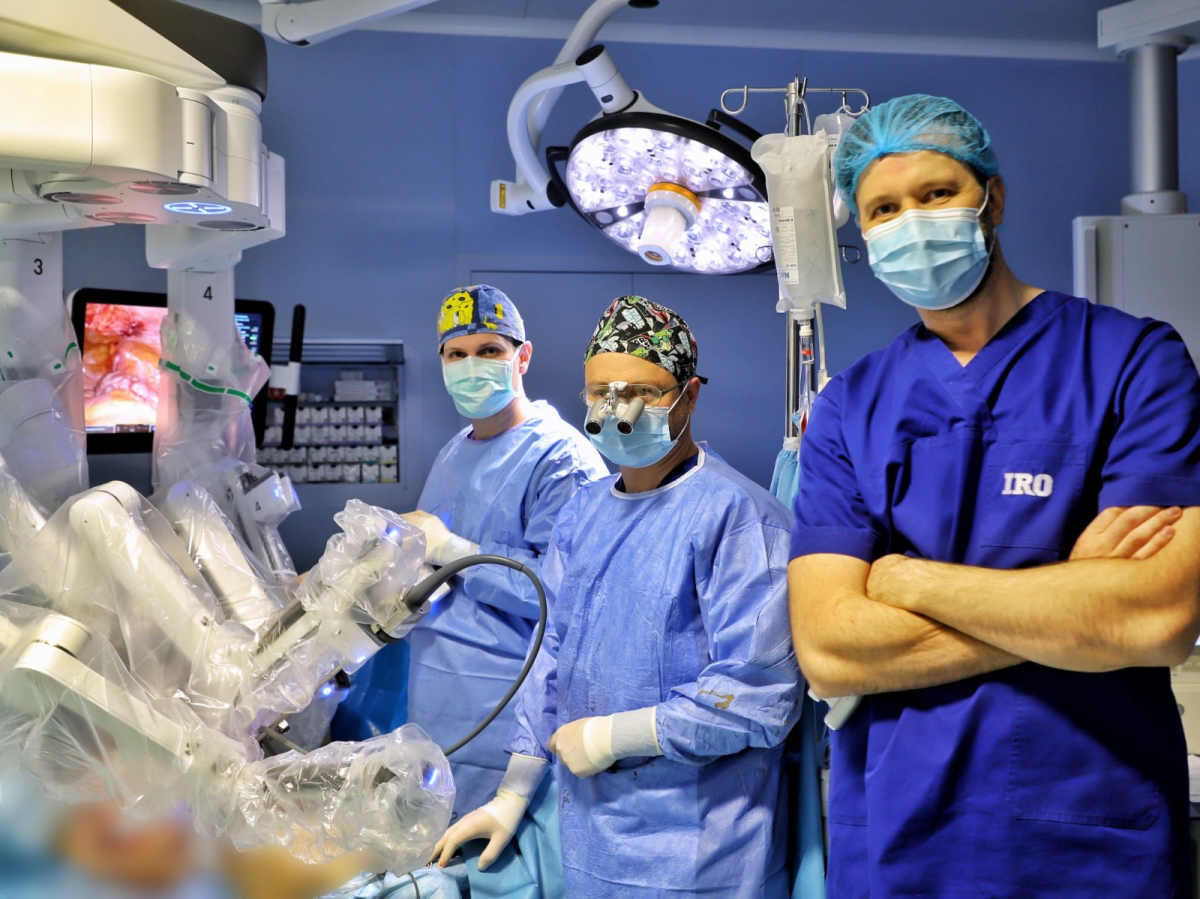 Premieră medicală în România și Europa de Est! La IRO Iași a fost realizată prima reconstrucție mamară cu ajutorul robotului