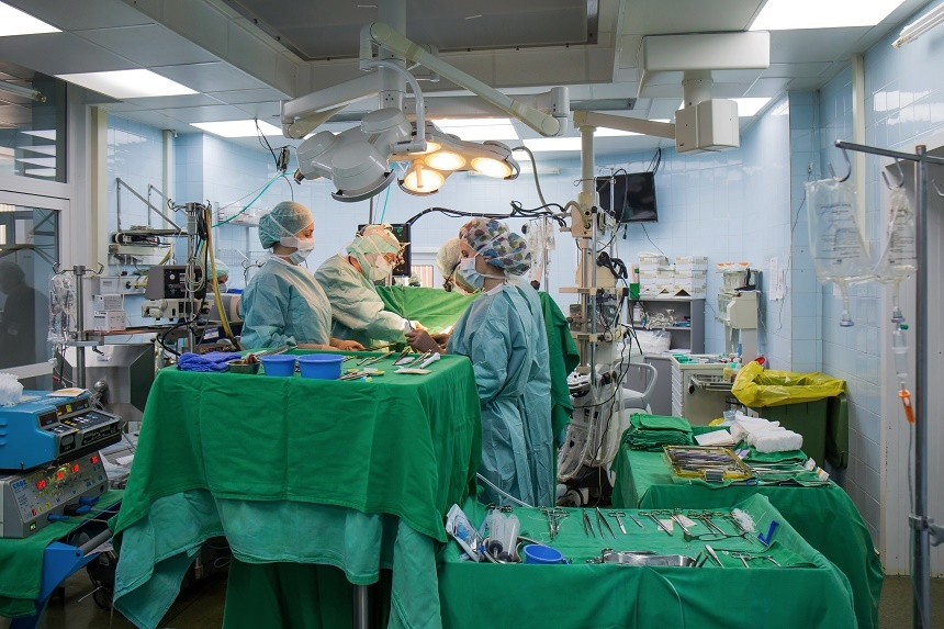 Transplant inedit la Spitalul Clinic „Dr. C. I. Parhon” Iași! Un bărbat de 39 de ani a primit câte un rinichi de la ambii părinți