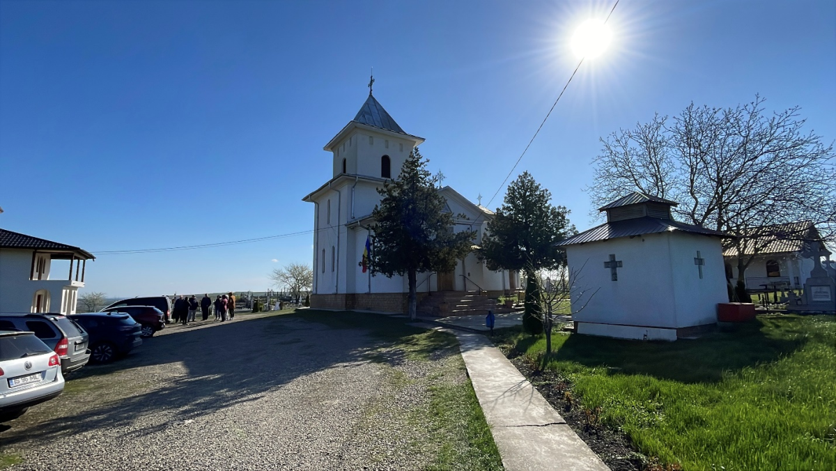 Nemulțumirile enoriașilor din parohia Strunga au ajuns până la IPS Teofan și Patriarhia Română: „Suntem total revoltați și dezamăgiți de comportamentul și de taxele exorbitante percepute de către preotul Mihai Petrovici