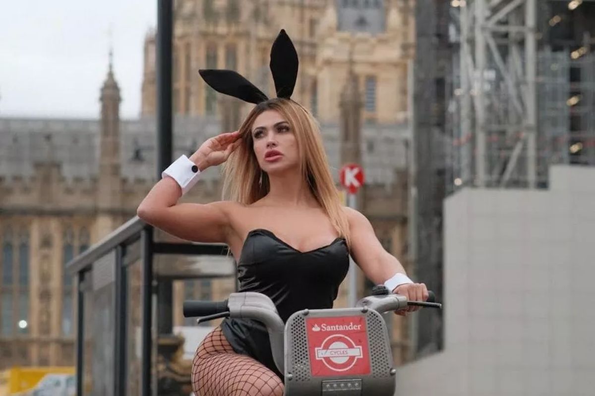Organizează o expoziție nud în Londra! „A te dezbrăca poate vindeca căsniciile!”