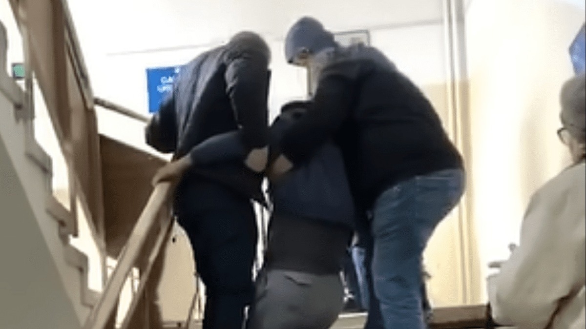 Direcţia de Sănătate Publică, control la o policlinică din România, după ce un pacient cu probleme locomotorii a fost târât pe scări de două persoane