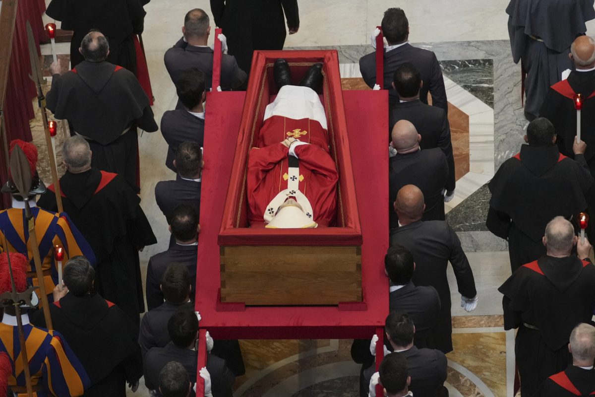 Ce au putut observa oamenii pe trupul neînsuflețit al Suveranului Pontif. Imaginile s-au viralizat 
