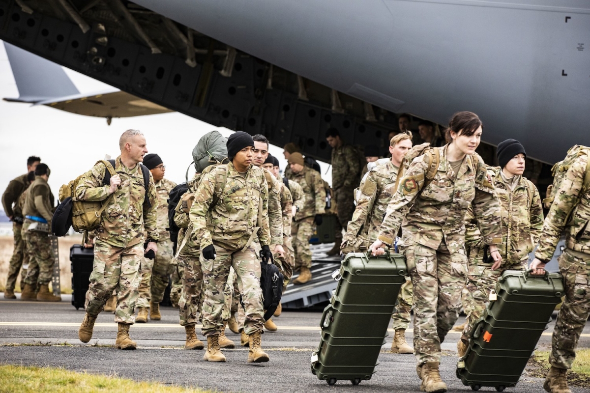Oficiali de rang înalt din Departamentul de Apărare al SUA analizează o propunere de retragere a aproximativ 10.000 de militari din Europa de Est, inclusiv România și Polonia
