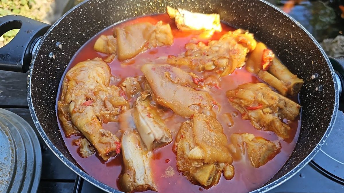O rețetă unică din inima Ardealului, tocănița de picioare de porc la ceaun