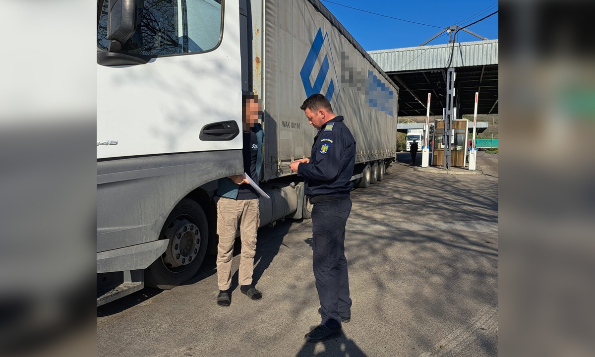 Tânăr depistat la controlul de frontieră conducând un ansamblu rutier, fără drept