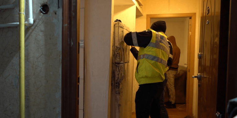 Un hoț s-a furișat în apartamentul a două tinere din Iași, crezând că va da lovitura, dar numai la bani nu i-a mai fost gândul când a văzut peste ce a dat