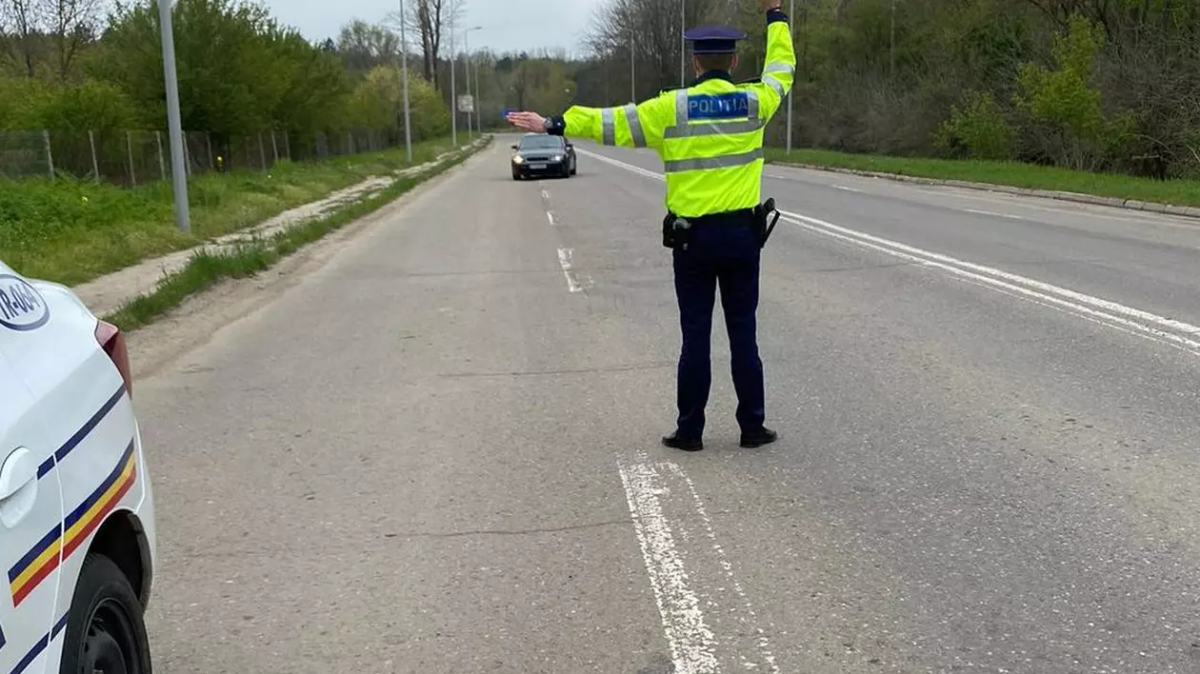 Un bărbat din Iași este cercetat de polițiști după ce a condus un autoturism fără permis, băut și cu număr de înmatriculare fals