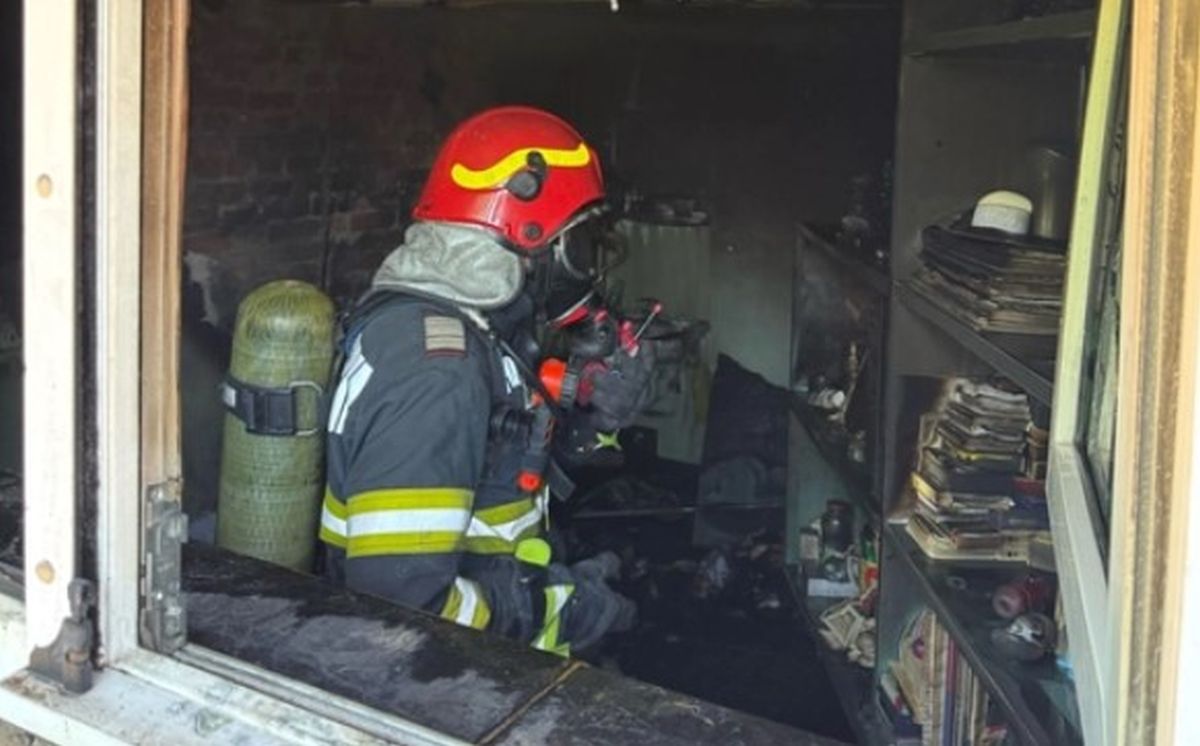 Un pompier a suferit un infarct în timpul intervenției pentru stingerea incendiului izbucnit la Spitalul CFR Pașcani