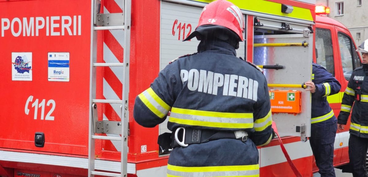 Incendiu în județul Iași. Focul a izbucnit la un bloc cu 10 etaje