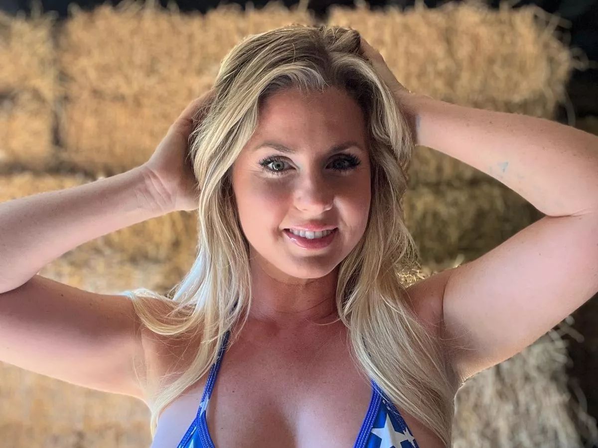 S-a postat doar în costum de baie și cizme! Mămica sexy face ravagii pe internet