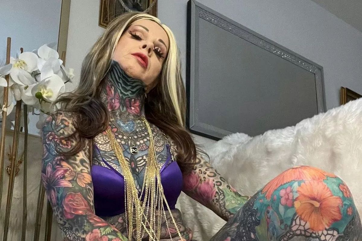 S-a pozat nud pentru a-și arăta tatuajele! Cei 56 de ani nu o împiedică să fie senzuală!