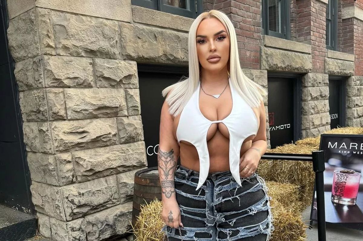 A pozat sexy lângă o balotă de fân! Topul decupat a fost cel care a atras atenția cel mai mult!