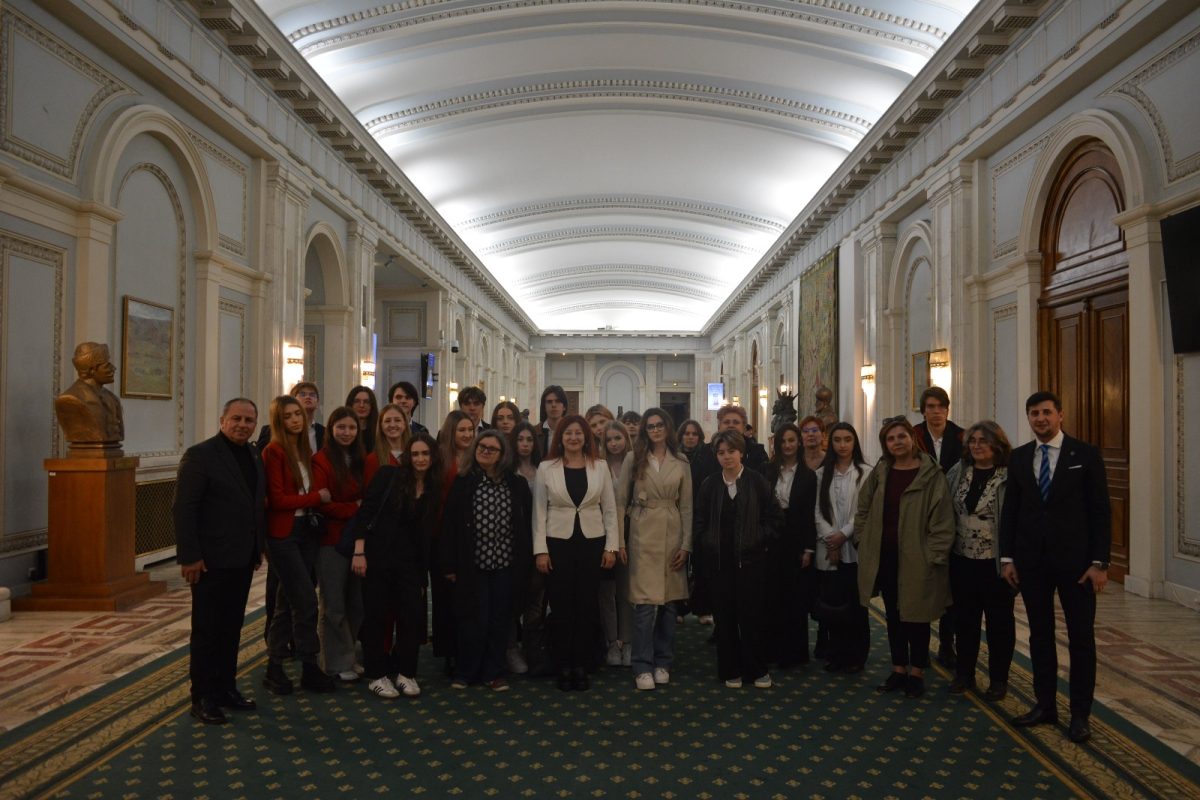 Elevii de la mai multe colegii din Iași au participat la activități derulate în cadrul proiectului „2Day Ambassador”