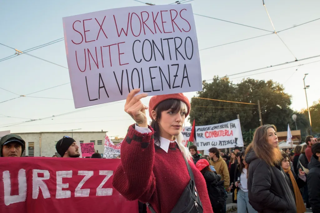 Italia adoptă noi reguli pentru prostituție. Lucrătorii sexuali vor putea plăti impozite