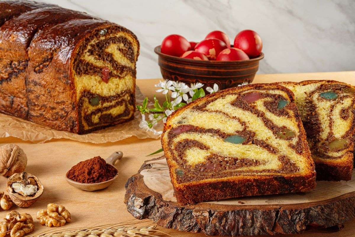 Cum să pregătești rețeta de cozonac pufos cu unt și pască cu ciocolată. Delicii tradiționale reinterpretate