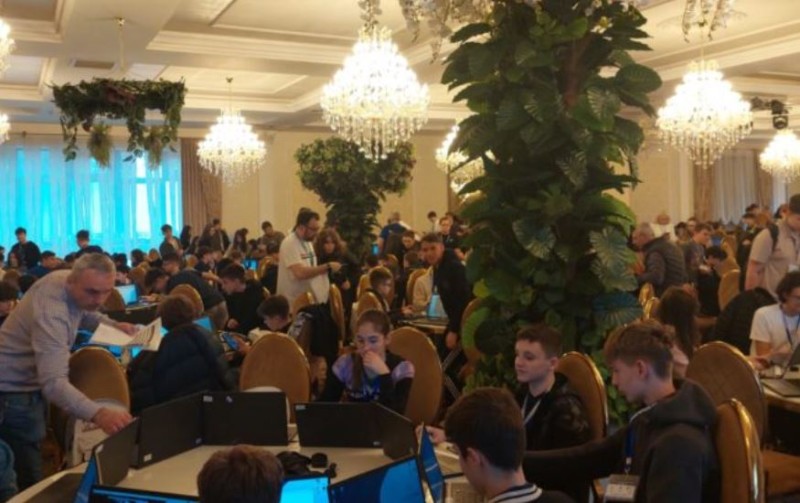 Revoltă la Botoșani! Peste 350 de elevi au susținut Olimpiada Națională de Informatică într-o sală de nunți