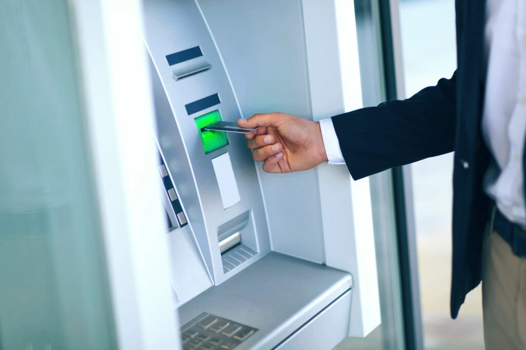 Avertisment pentru toți românii care au card bancar! Riscă să rămână fără bani în cont