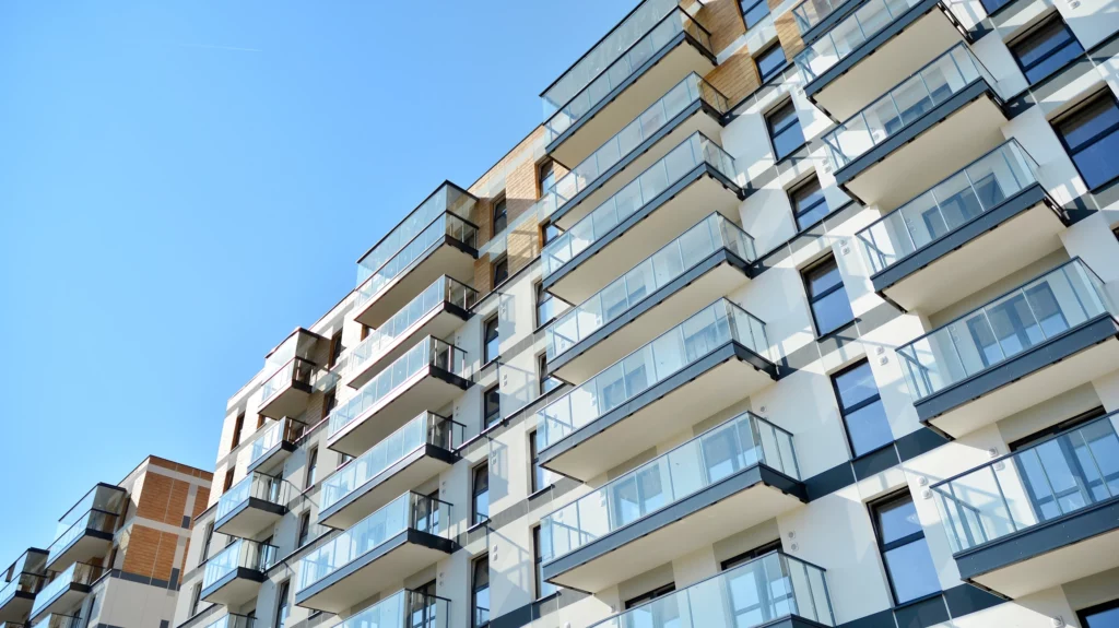 Este absolut interzis să ai asta pe balcon! Mulți fac această greșeală și riscă amenzi