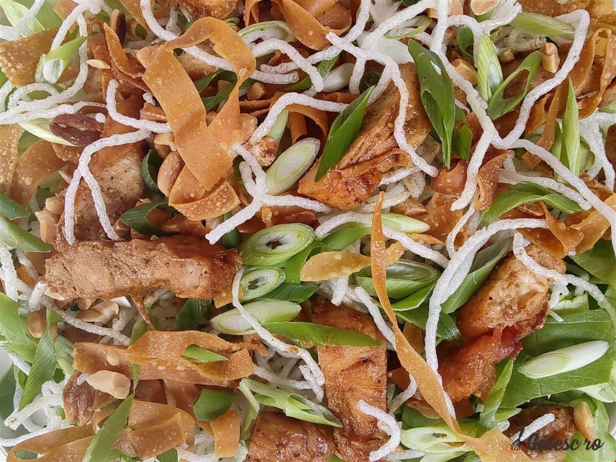 Salată chinezească – Rețetă cu un gust deosebit și foarte sănătoasă, ce îți aduce multiple beneficii