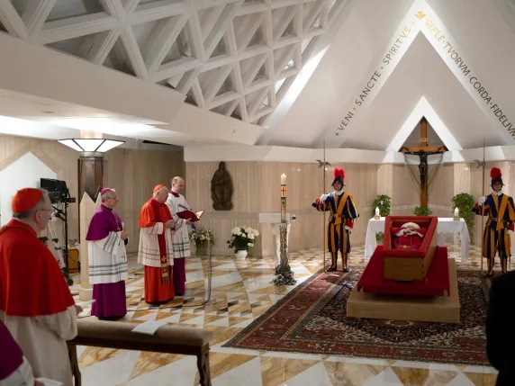 Primele imagini cu Papa Francisc în sicriu au fost publicate. Reacții emoționante din întreaga lume