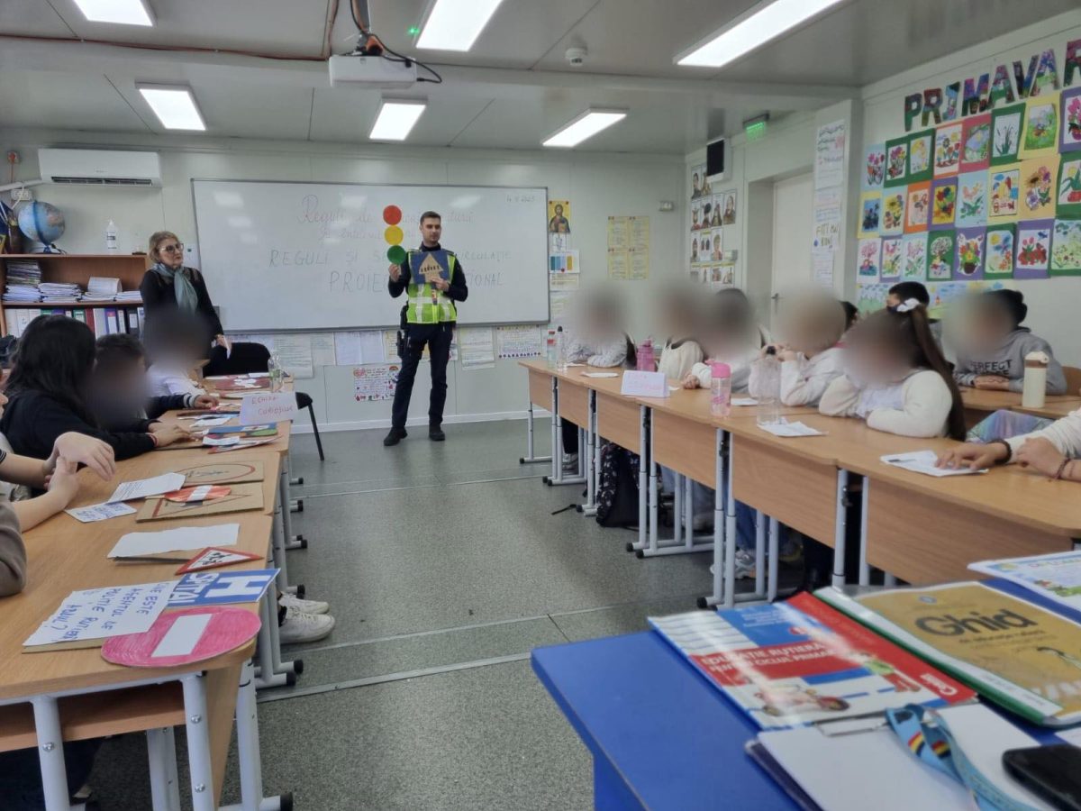Polițiștii de la Podu Iloaiei, alături de elevi pentru promovarea siguranței rutiere