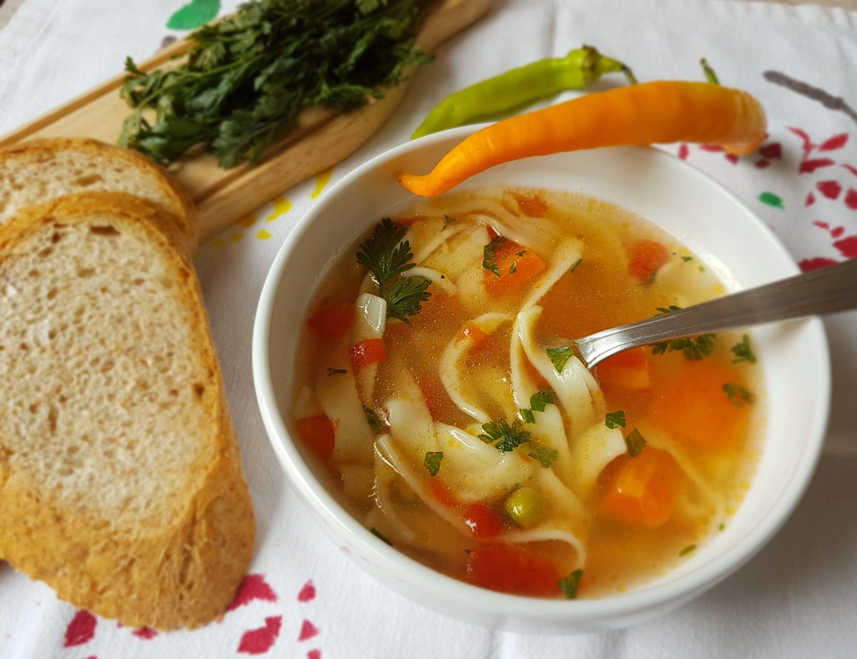 Supa de pui cu tăiței de casă. Cea mai delicioasă rețetă pe care o poți face în sezonul rece