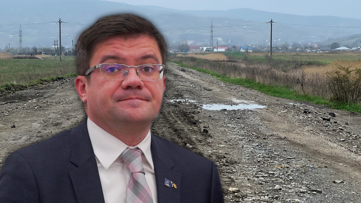 Nici cu tabla de pe moșia lui Costel Alexe nu se pot astupa găurile de pe acest drum județean din Iași! Președintele CJ aruncă la mișto cu promisiuni, ca de obicei: „Toate drumurile sunt o prioritate”