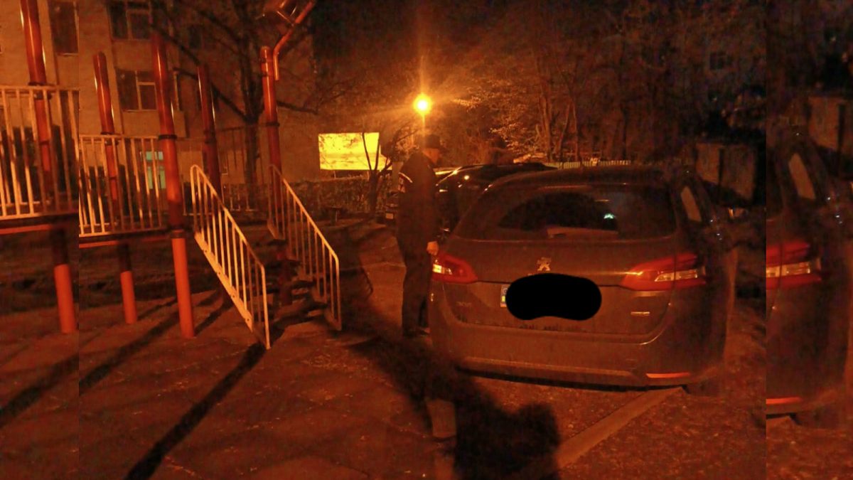 Supărat după o ceartă, un tânăr de 22 de ani a terorizat un cartier întreg! Localnicii au cerut intervenția polițiștilor pentru a îl opri
