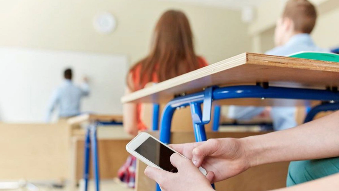 Franța interzice telefoanele mobile în școlile gimnaziale! Măsura intră în vigoare în septembrie 2025