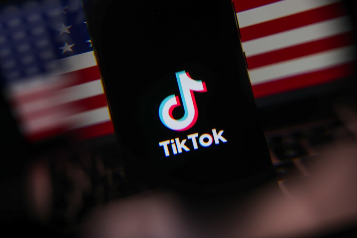 TikTok, pe muchie de cuțit în SUA! Mai mulți giganți se luptă pentru preluare