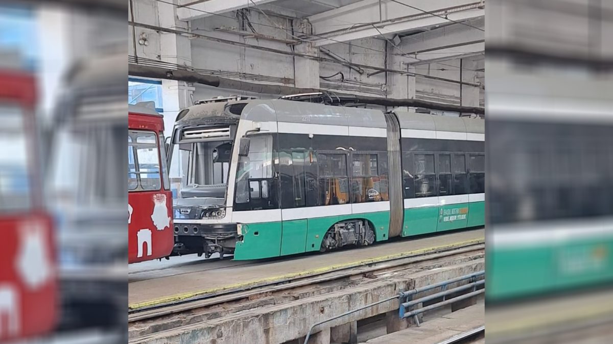 Incompetența de neimaginat la CTP Iași! Un tramvai de 2 milioane de euro este dezmembrat în depou. După un accident minor, a ajuns să fie făcut bucăți pentru piese de schimb