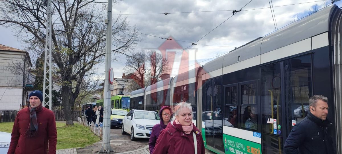 Circulația tramvaielor este blocată în Târgu Cucu după ce au rămas fără curent – UPDATE