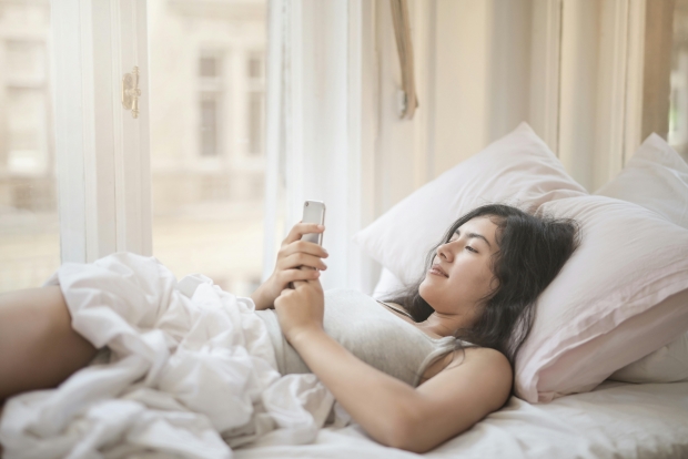 Fenomenul „putrezirii în pat” face ravagii pe TikTok. Ce presupune noul trend