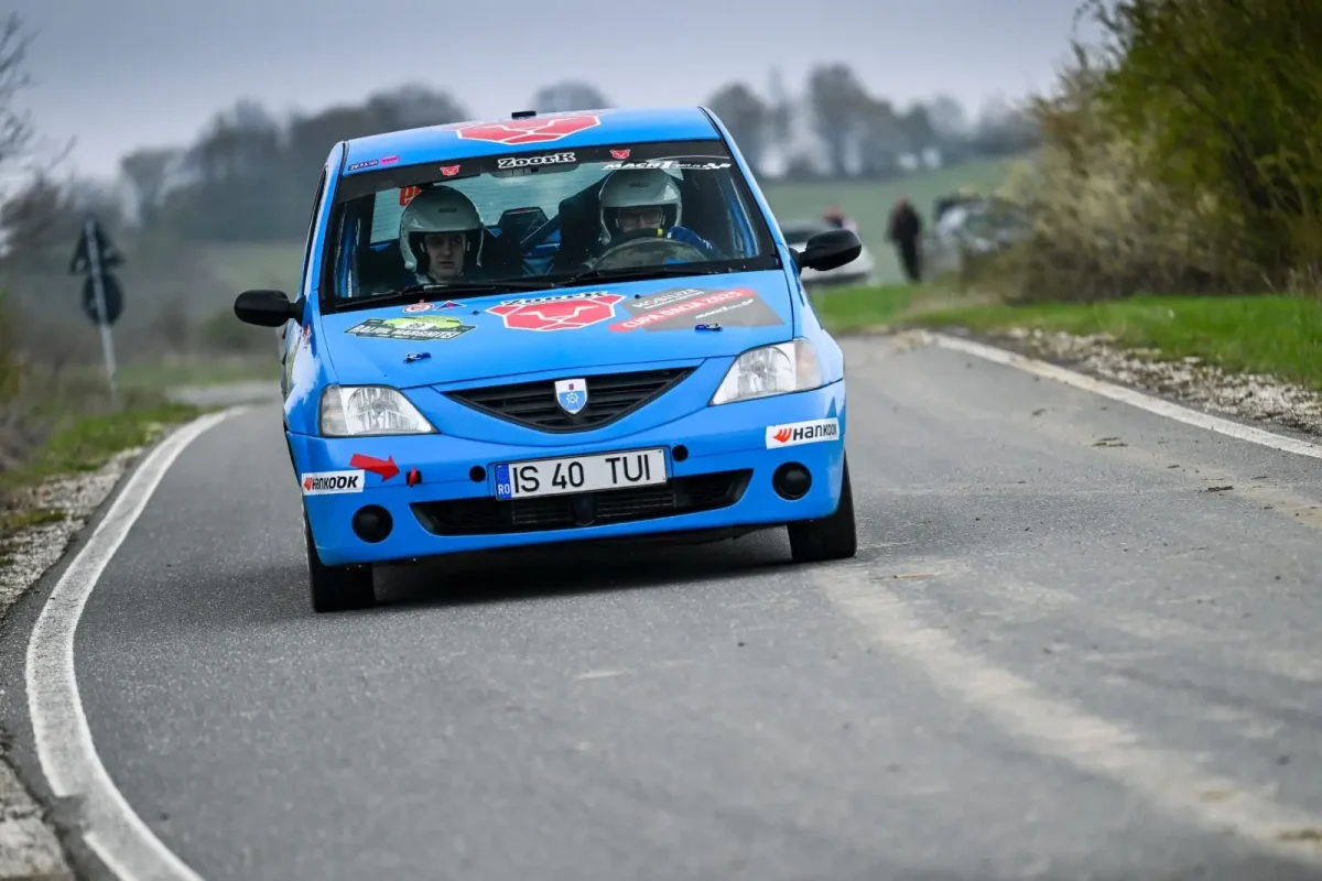 Performanță remarcabilă pentru echipajul studențesc TUIAȘI MotorSport: victorie la debutul sezonului în Cupa Dacia – prima etapă a CNR 2025