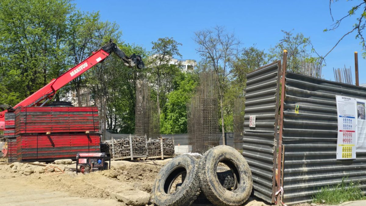 Ieșenii care locuiesc pe strada Hlincea, disperați de utilajele care tranzitează zona spre șantierul afaceristului Claudiu Adumitroaie: „Au distrus strada, ne-au zgâriat mașinile”